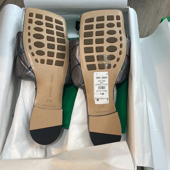 Brand New in Box Bottega Veneta Lido Flat Sandal in Oyster - Picture 6 of 6